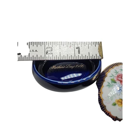 Vintage Avon Trinket Box Mothers Day 1986 Cobalt Blue Porcelain Gold Trim Floral - Picture 4 of 6